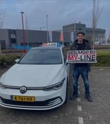 Geslaagde leerling met het bord van MY-Line bij de lesauto of lesmotor