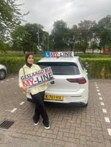 Geslaagde leerling met het bord van MY-Line bij de lesauto of lesmotor